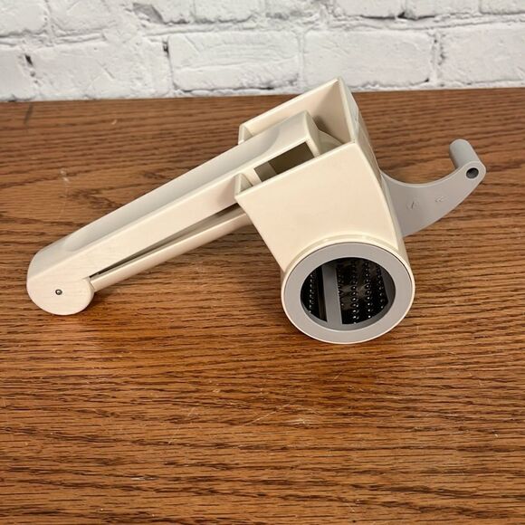 PAMPERED CHEF Deluxe Cheese grayer, one barrel only for fine grated cheese. - Picture 3 of 4